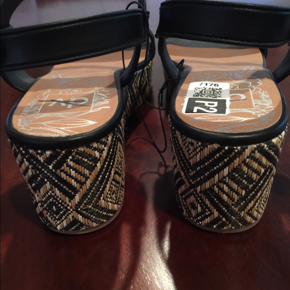 DV BRYNN Black Ankle Strap Wedge Sandals! - Picture 6 of 8